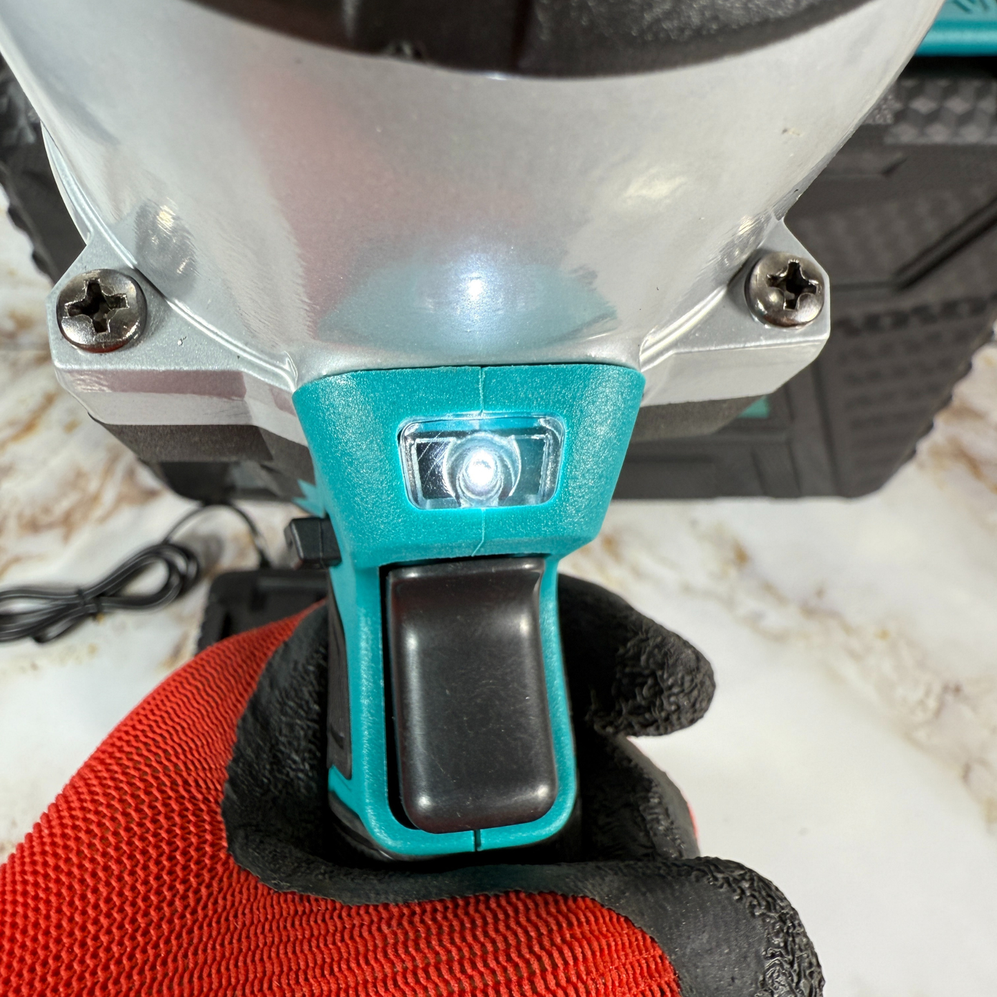 Makita 128V Brushless | La Llave de Impacto que Libera Tornillos Imposibles