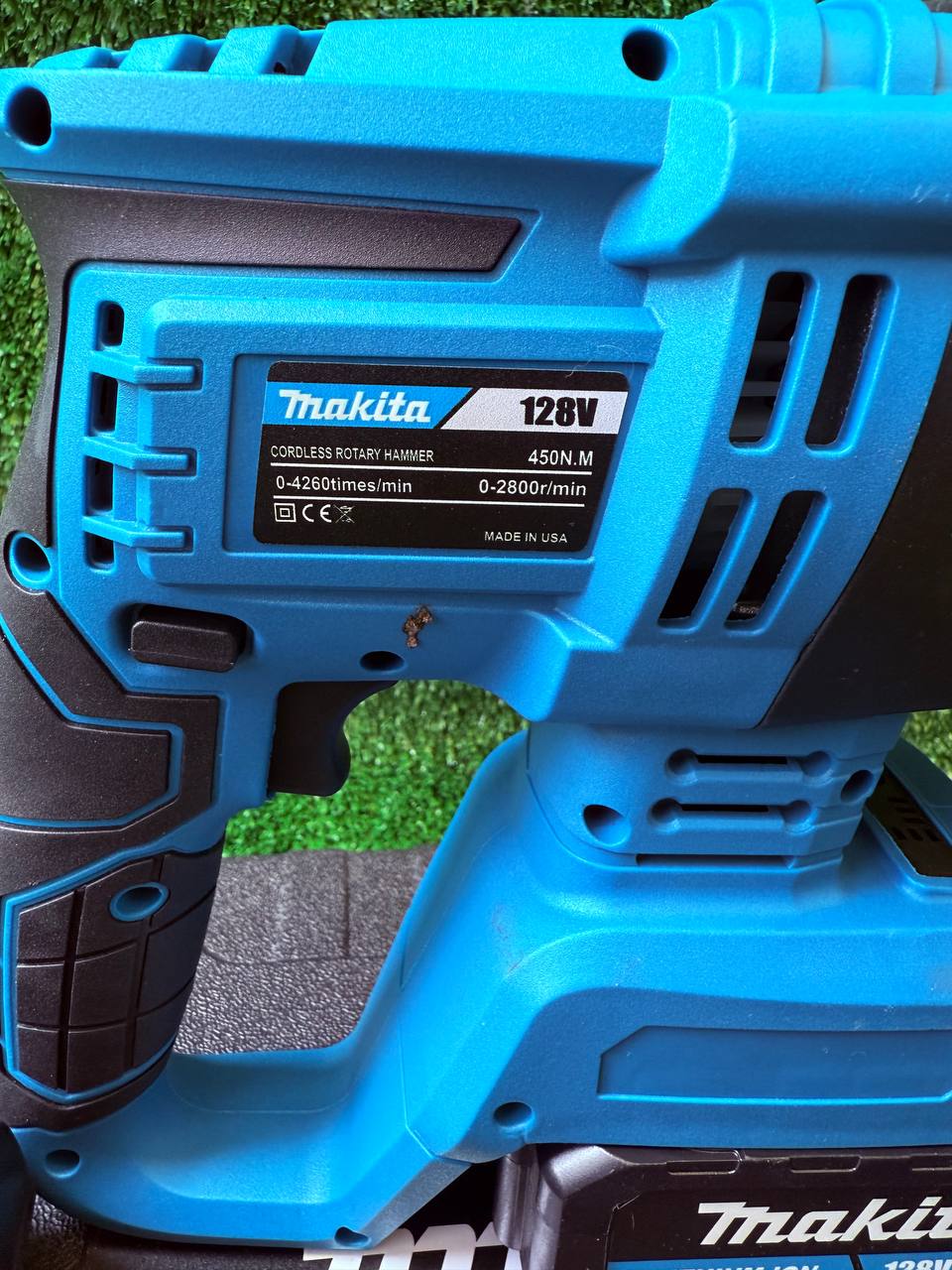 Makita 128V Rotomartillo 26 mm con 2 Baterías 5.0Ah – Fuerza y Rendimiento Pro